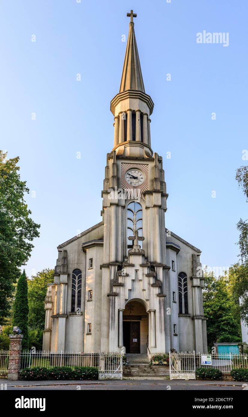 Frankreich, Orne, Bagnoles de l'Orne, Sacre Coeur Kirche im Art Deco Stil // Frankreich, Orne (61), Bagnoles-de-l'Orne, église du Sacré-Coeur de style Art dé Stockfoto