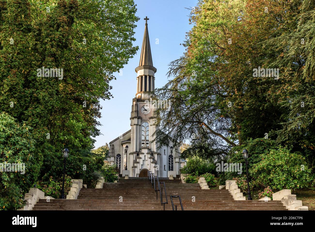 Frankreich, Orne, Bagnoles de l'Orne, Sacre Coeur Kirche im Art Deco Stil // Frankreich, Orne (61), Bagnoles-de-l'Orne, église du Sacré-Coeur de style Art dé Stockfoto