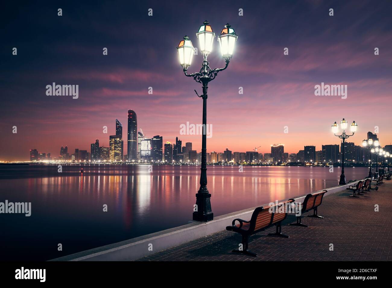 Urbane Skyline mit Wolkenkratzern bei schönem Sonnenaufgang. Stadtbild Abu Dhabi, Vereinigte Arabische Emirate. Stockfoto