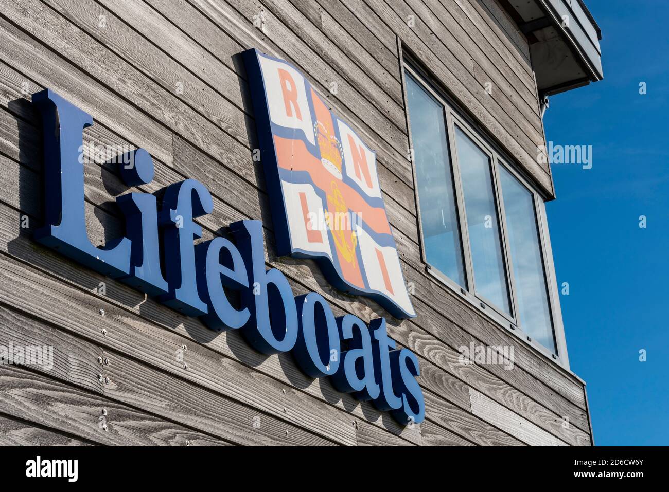 RNLI Rettungsboote Symbol, Logo, auf der Seite der Rettungsbootstation am Ende des Southend Pier, Essex, Großbritannien. Serviert die Themse Mündung Stockfoto