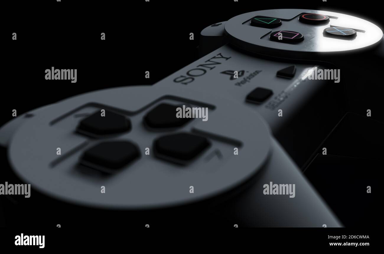 Ein klassischer, originaler sony playstation One Gaming-Controller in düsterem Licht, 15. Juli 2020 in Bristol, Großbritannien Stockfoto