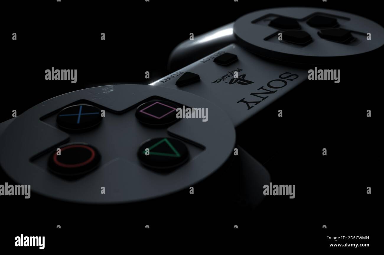 Ein klassischer, originaler sony playstation One Gaming-Controller in düsterem Licht, 15. Juli 2020 in Bristol, Großbritannien Stockfoto