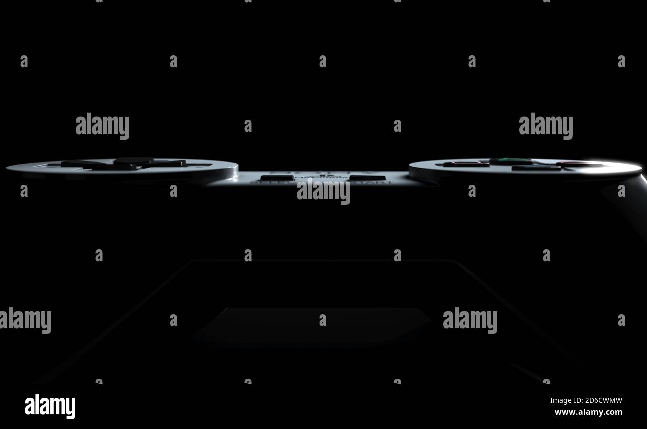 Ein klassischer, originaler sony playstation One Gaming-Controller in düsterem Licht, 15. Juli 2020 in Bristol, Großbritannien Stockfoto