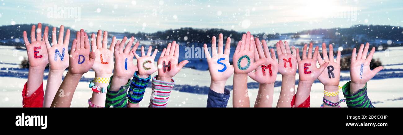 Kinder Hände, Endlich Sommer Bedeutet Endlich Sommer, Winterlandschaft Stockfoto