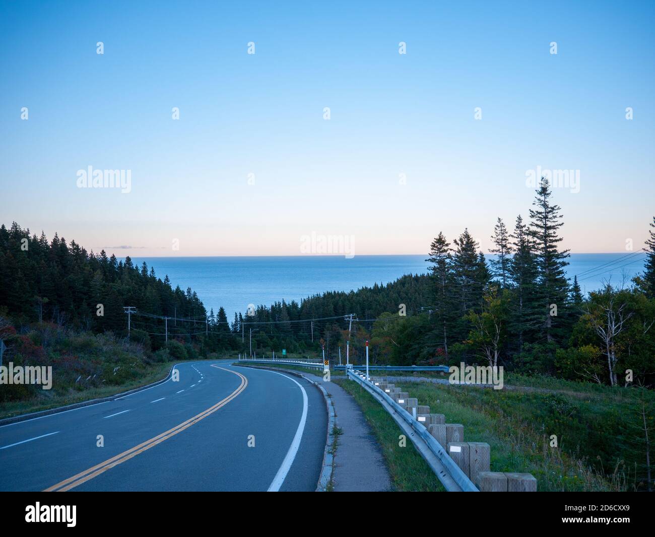Sonnenuntergang auf der Straße irgendwo, Gaspesie, Quebec, Kanada Stockfoto