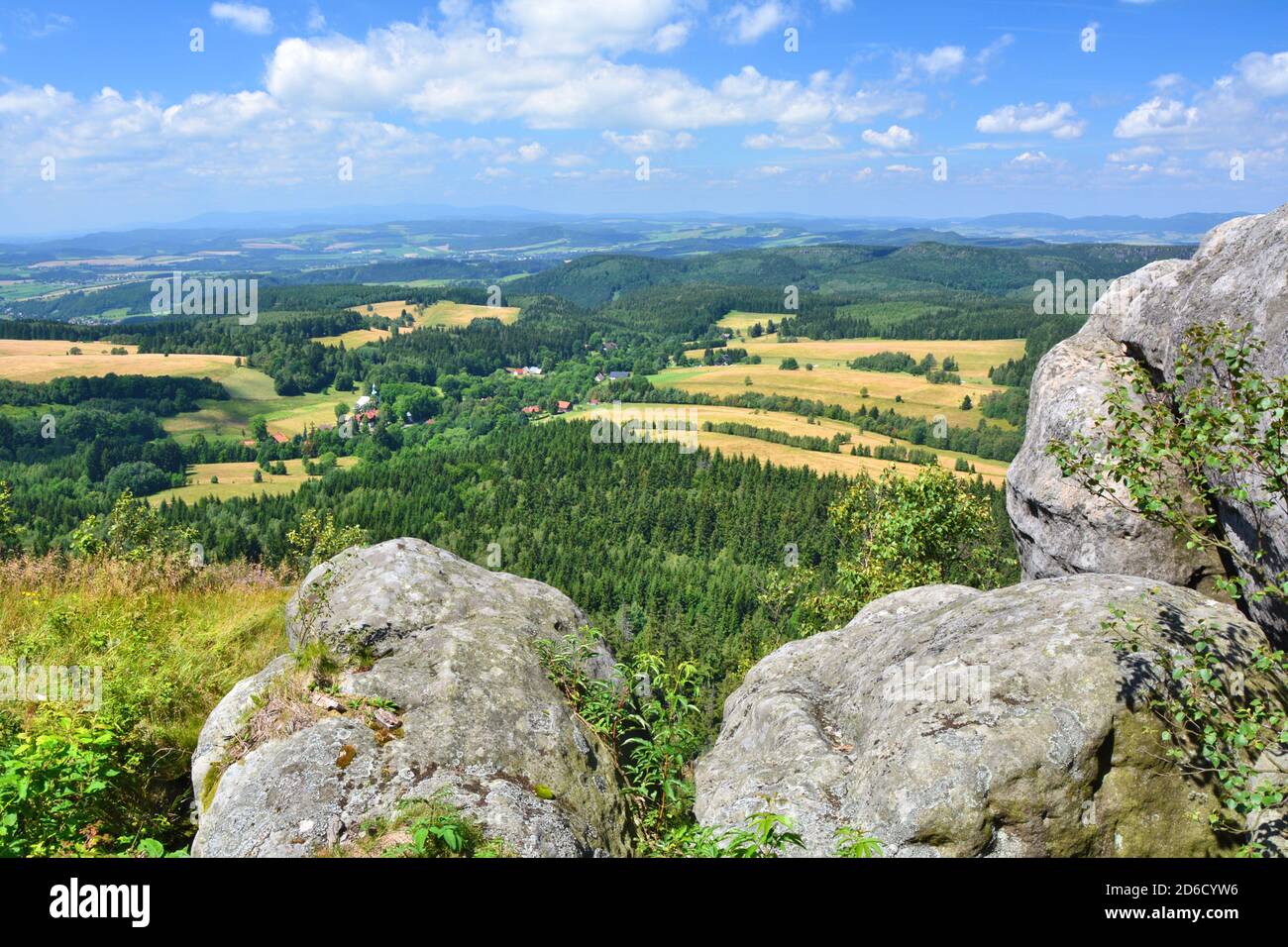 Landschaft von Szczeliniec Wielki in Tafelberge in Polen. Nationalpark Stolowe Mountains. Stockfoto