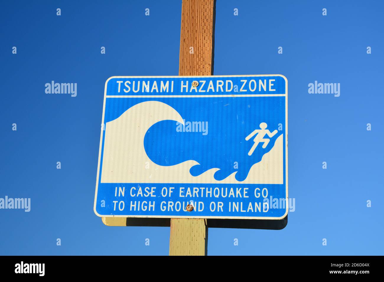 Schilder für Tsunami-Gefahrenzonen am Strand von Venedig, Los Angeles, USA, Pazifik. Stockfoto