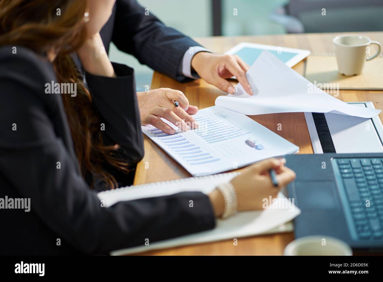 asiatische Führungskräfte arbeiten zusammen, um das Geschäft im Büro zu überprüfen Stockfoto