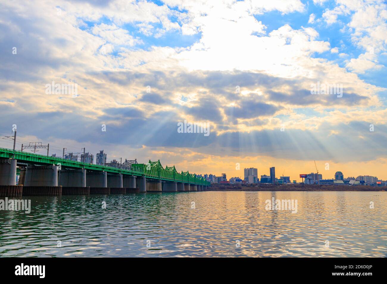 SEOUL, KOREA – 30. Januar 2020. Seoul Han River Railway Bridge und Seoul Subway. Seoul Korail Subway Service. Stockfoto