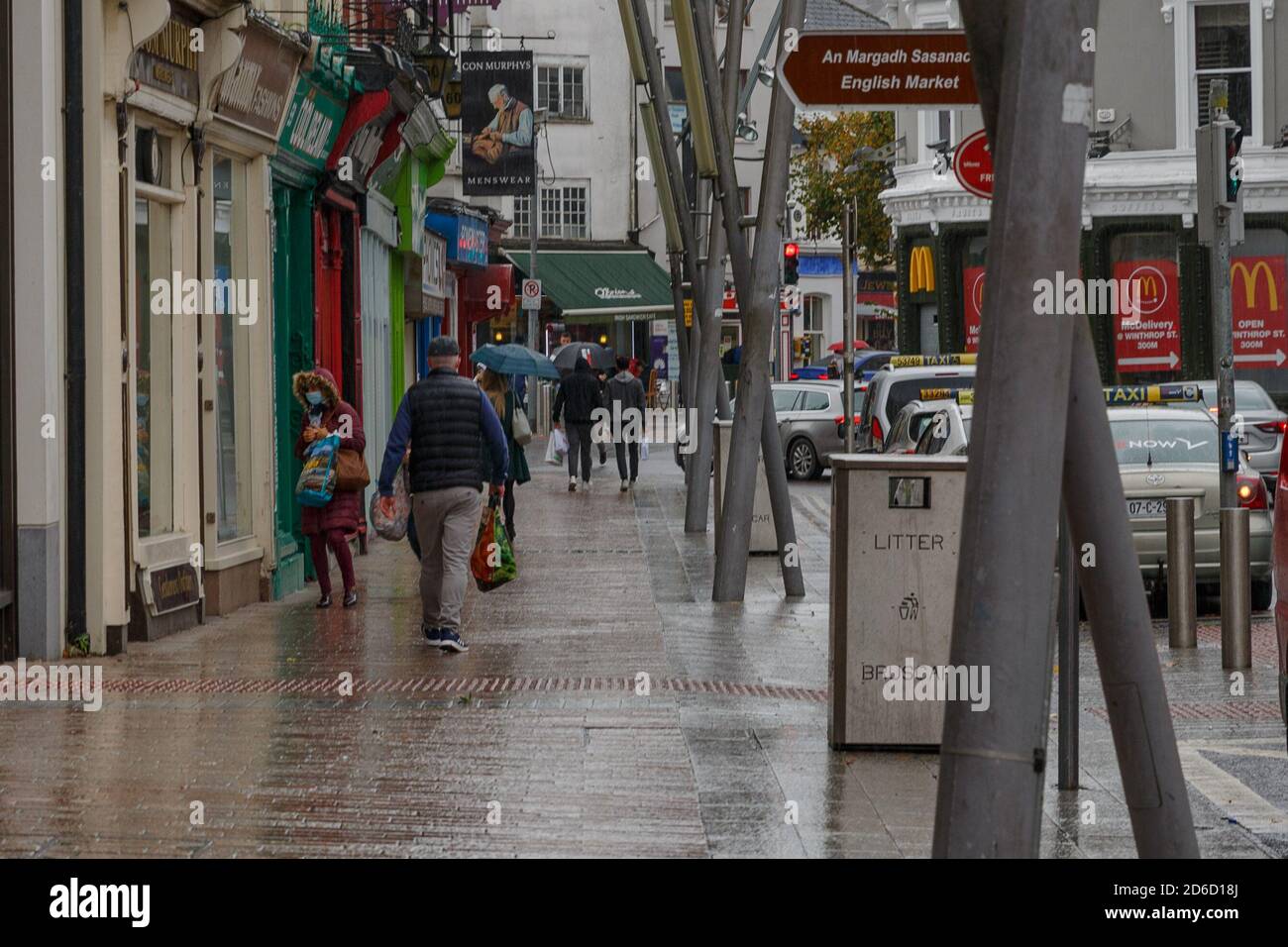 Cork, Irland. Oktober 2020. Schwere Duschen für Einkäufer in Cork City. Die Käufer haben sich heute durch schwere Duschen vom Laden zum Einkaufen bewegt, um in letzter Minute einkaufen zu gehen und Angst vor einer weiteren Sperre zu haben, nachdem NPHET vorgeschlagen hatte, das ganze Land für 6 Wochen auf Level 5 zu bringen. Kredit: Damian Coleman/Alamy Live Nachrichten Stockfoto