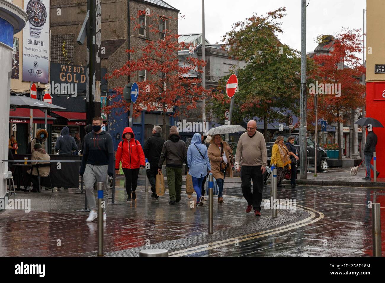 Cork, Irland. Oktober 2020. Schwere Duschen für Einkäufer in Cork City. Die Käufer haben sich heute durch schwere Duschen vom Laden zum Einkaufen bewegt, um in letzter Minute einkaufen zu gehen und Angst vor einer weiteren Sperre zu haben, nachdem NPHET vorgeschlagen hatte, das ganze Land für 6 Wochen auf Level 5 zu bringen. Kredit: Damian Coleman/Alamy Live Nachrichten Stockfoto