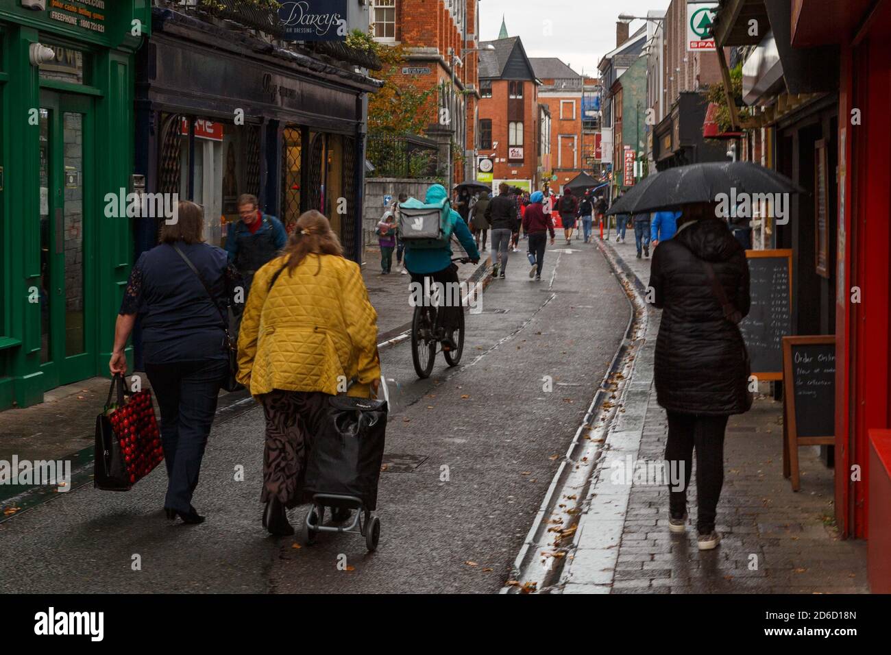 Cork, Irland. Oktober 2020. Schwere Duschen für Einkäufer in Cork City. Die Käufer haben sich heute durch schwere Duschen vom Laden zum Einkaufen bewegt, um in letzter Minute einkaufen zu gehen und Angst vor einer weiteren Sperre zu haben, nachdem NPHET vorgeschlagen hatte, das ganze Land für 6 Wochen auf Level 5 zu bringen. Kredit: Damian Coleman/Alamy Live Nachrichten Stockfoto