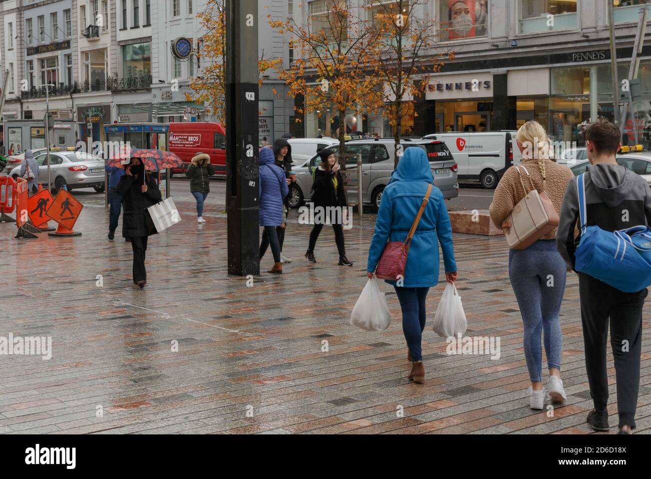 Cork, Irland. Oktober 2020. Schwere Duschen für Einkäufer in Cork City. Die Käufer haben sich heute durch schwere Duschen vom Laden zum Einkaufen bewegt, um in letzter Minute einkaufen zu gehen und Angst vor einer weiteren Sperre zu haben, nachdem NPHET vorgeschlagen hatte, das ganze Land für 6 Wochen auf Level 5 zu bringen. Kredit: Damian Coleman/Alamy Live Nachrichten Stockfoto