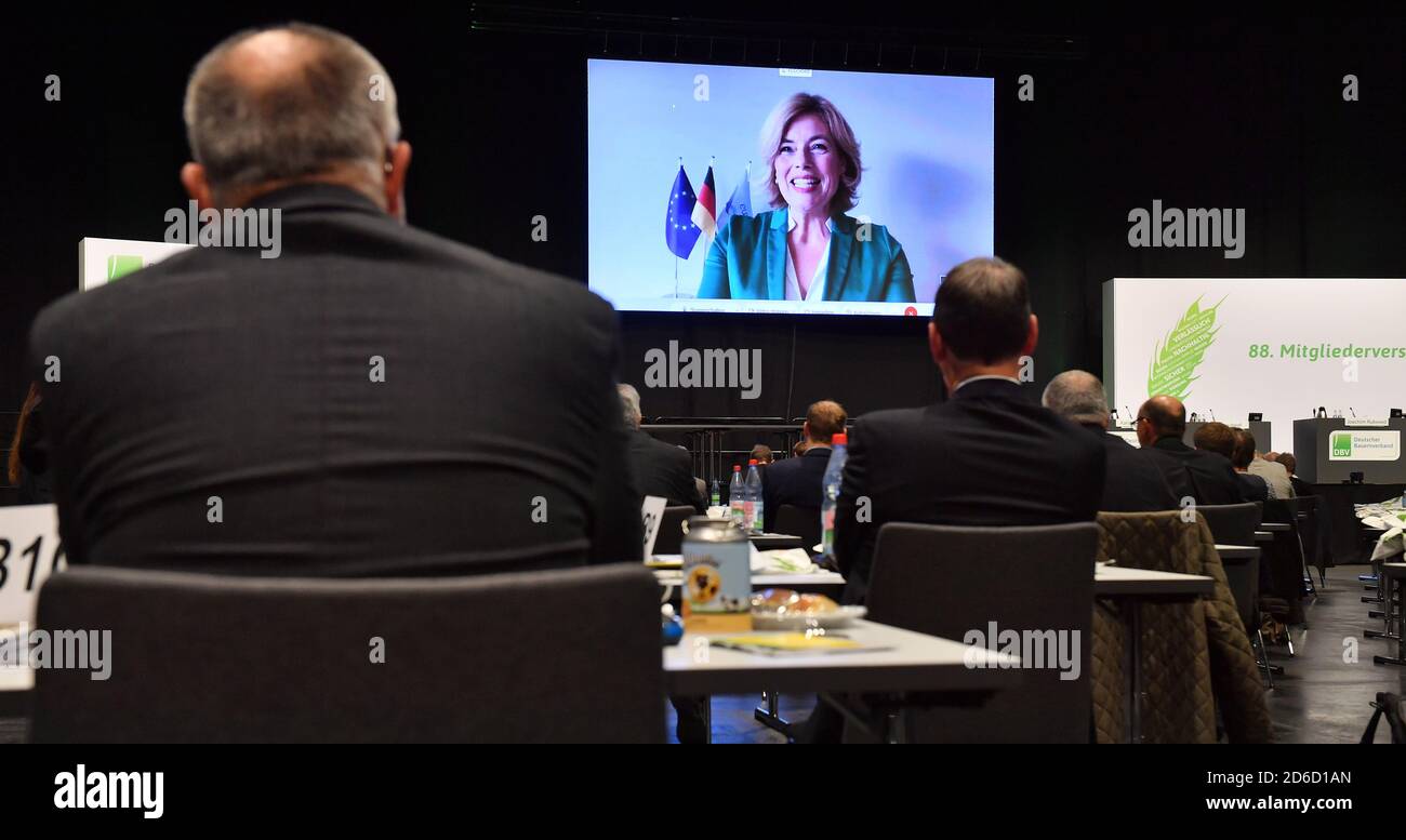 Erfurt, Deutschland. Oktober 2020. Bundeslandwirtschaftsministerin Julia Klöckner (CDU) spricht auf der Mitgliederversammlung des Bundesbäuerverbandes per Live-Video zu den Delegierten. Fast 500 Delegierte nehmen laut einem Sprecher an der Sitzung Teil. Der ursprünglich für Ende Juni in Lübeck geplante Deutsche Bauerntag wurde in diesem Jahr aufgrund der Corona-Pandemie abgesagt. Da die Wahl des Verwaltungsrats einschließlich der Präsidentschaft ansteht, war für Oktober eine Hauptversammlung angesetzt. Quelle: Martin Schutt/dpa-Zentralbild/dpa/Alamy Live News Stockfoto