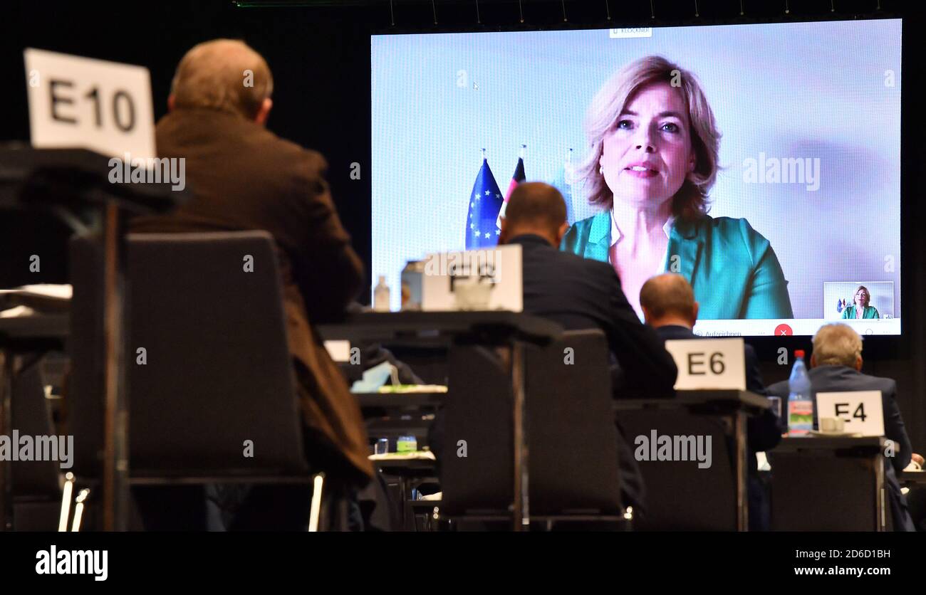 Erfurt, Deutschland. Oktober 2020. Bundeslandwirtschaftsministerin Julia Klöckner (CDU) spricht auf der Mitgliederversammlung des Bundesbäuerverbandes per Live-Video zu den Delegierten. Fast 500 Delegierte nehmen laut einem Sprecher an der Sitzung Teil. Der ursprünglich für Ende Juni in Lübeck geplante Deutsche Bauerntag wurde in diesem Jahr aufgrund der Corona-Pandemie abgesagt. Da die Wahl des Verwaltungsrats einschließlich der Präsidentschaft ansteht, war für Oktober eine Hauptversammlung angesetzt. Quelle: Martin Schutt/dpa-Zentralbild/dpa/Alamy Live News Stockfoto