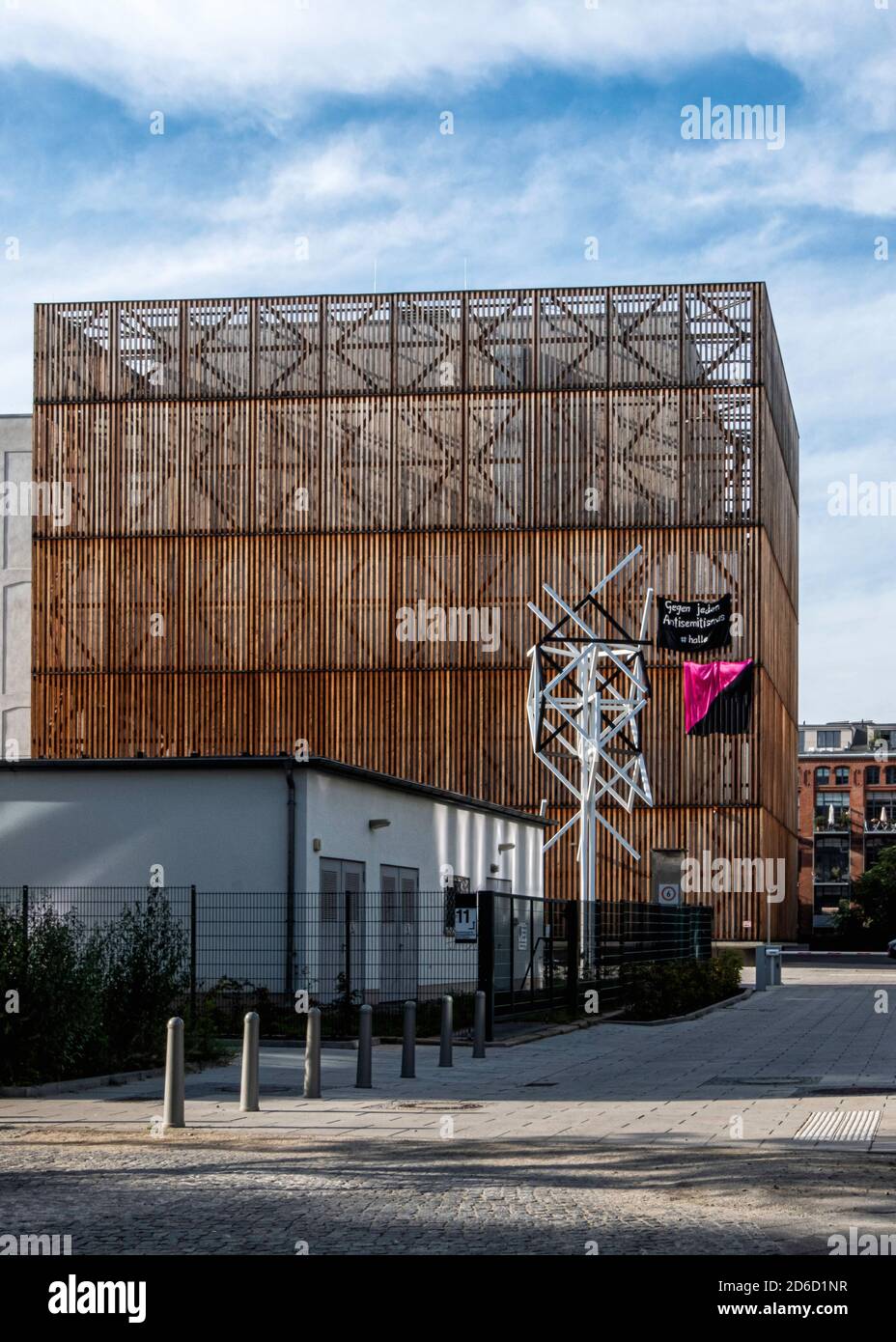 Gebäude der Ernst Busch Akademie für dramatische Kunst mit Holzverkleidung auf façade in Zinnowitzer Str. 11, Mitte-Berlin Stockfoto