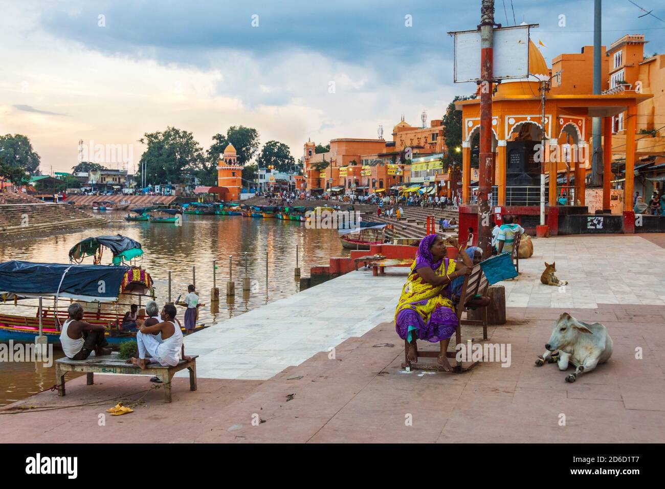 Chitrakoot, Madhya Pradesh, Indien: Die Menschen sitzen entlang der Stufen von Ramghat auf dem Mandakini Fluss, wo während ihrer Exilzeit Lord Rama, Lakshmana Stockfoto