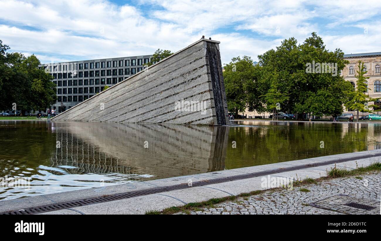 Invalidenpark mit sinkender Mauer monumentale Skulptur mit Brunnen & Teich von Christophe Girot, Mitte Berlin. Stockfoto