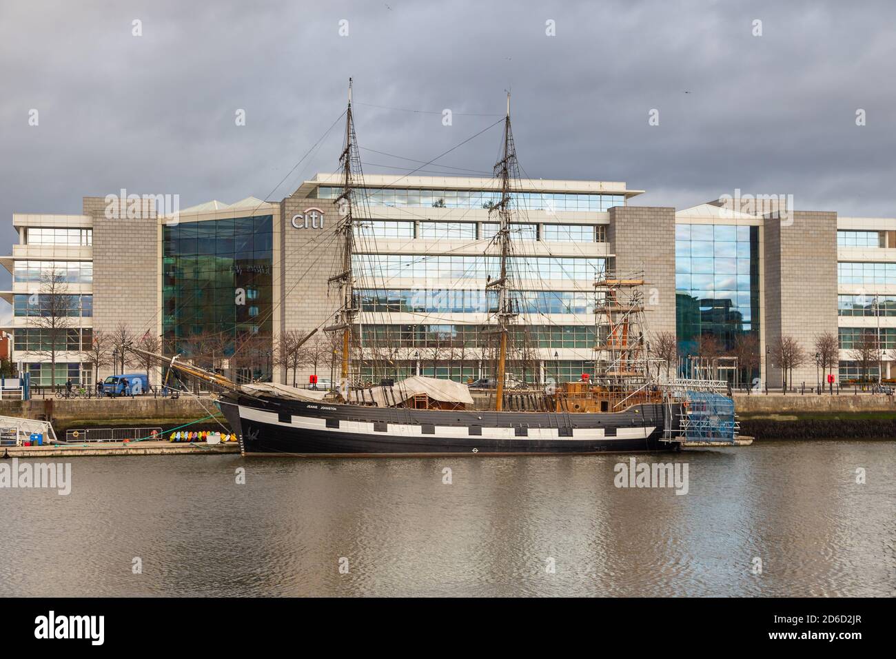 Dublin, Irland - 10. November 2015: The Jeanie Johnston, an Irish Hungersnot Story on Custom House Quay, North Dock. Stockfoto