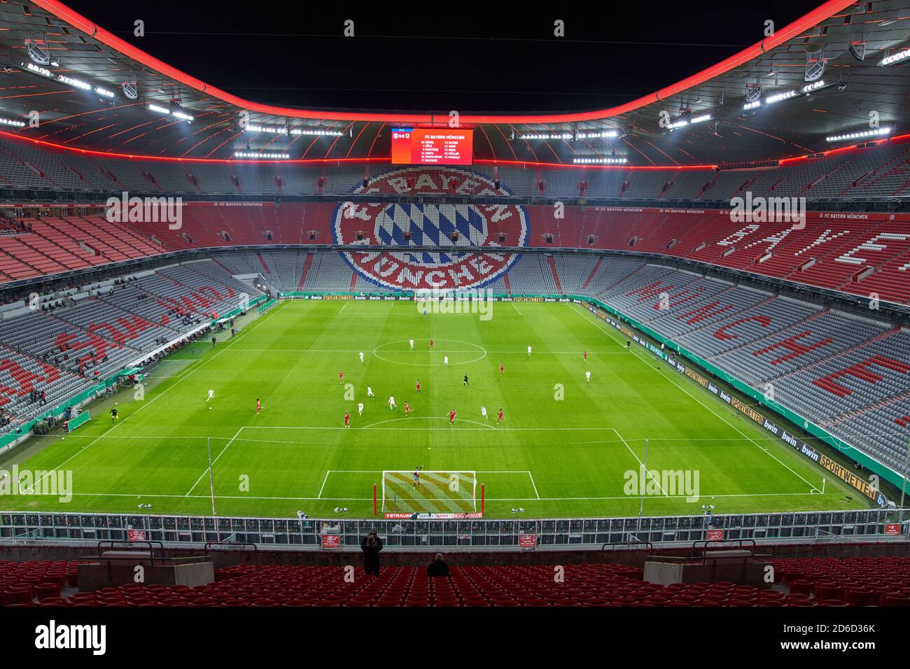 Allianz Arena innen mit Tribünen und Spielplatz FC BAYERN MÜNCHEN - 1.FC DUEREN 3-0 DFB-Pokal erste Runde, Deutsche Fußball-Trophäe , München, Oktober 15, 2020 Saison 2020/2021, Fußball, München, München © Peter Schatz / Alamy Live News Stockfoto