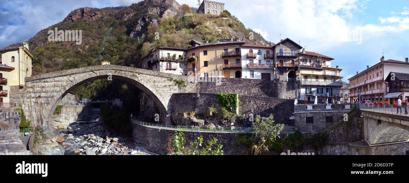 Pont Saint Martin, Aostatal, Italien. -10/11/2020- die alte römische Brücke über den Fluss Lys. Stockfoto