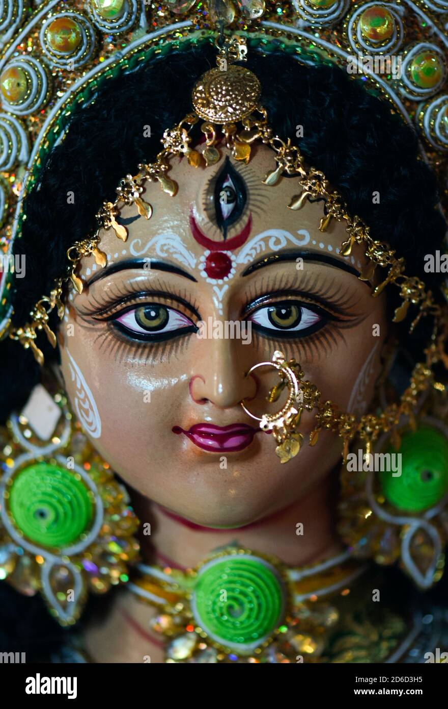 Artisan vervollständigte ein Idol von Devi Durga Maa vor Durga Puja Festival Stockfoto