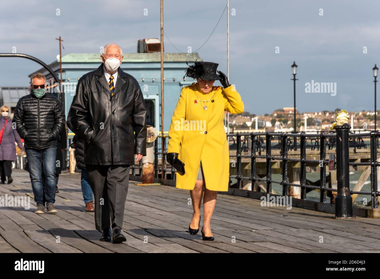 Southend Bürgermeisterin Pat Lamb beim Spaziergang am Southend Pier, Southend on Sea, Essex, Großbritannien, mit Männchen in Gesichtsmaske während der COVID 19 Coronavirus-Pandemie Stockfoto