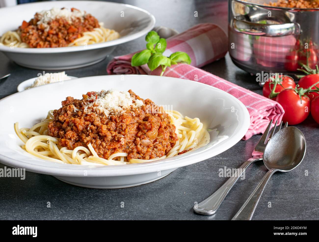 Traditionelle Spaghetti Bolognese mit Parmesankäse auf einem Nudelteller Stockfoto