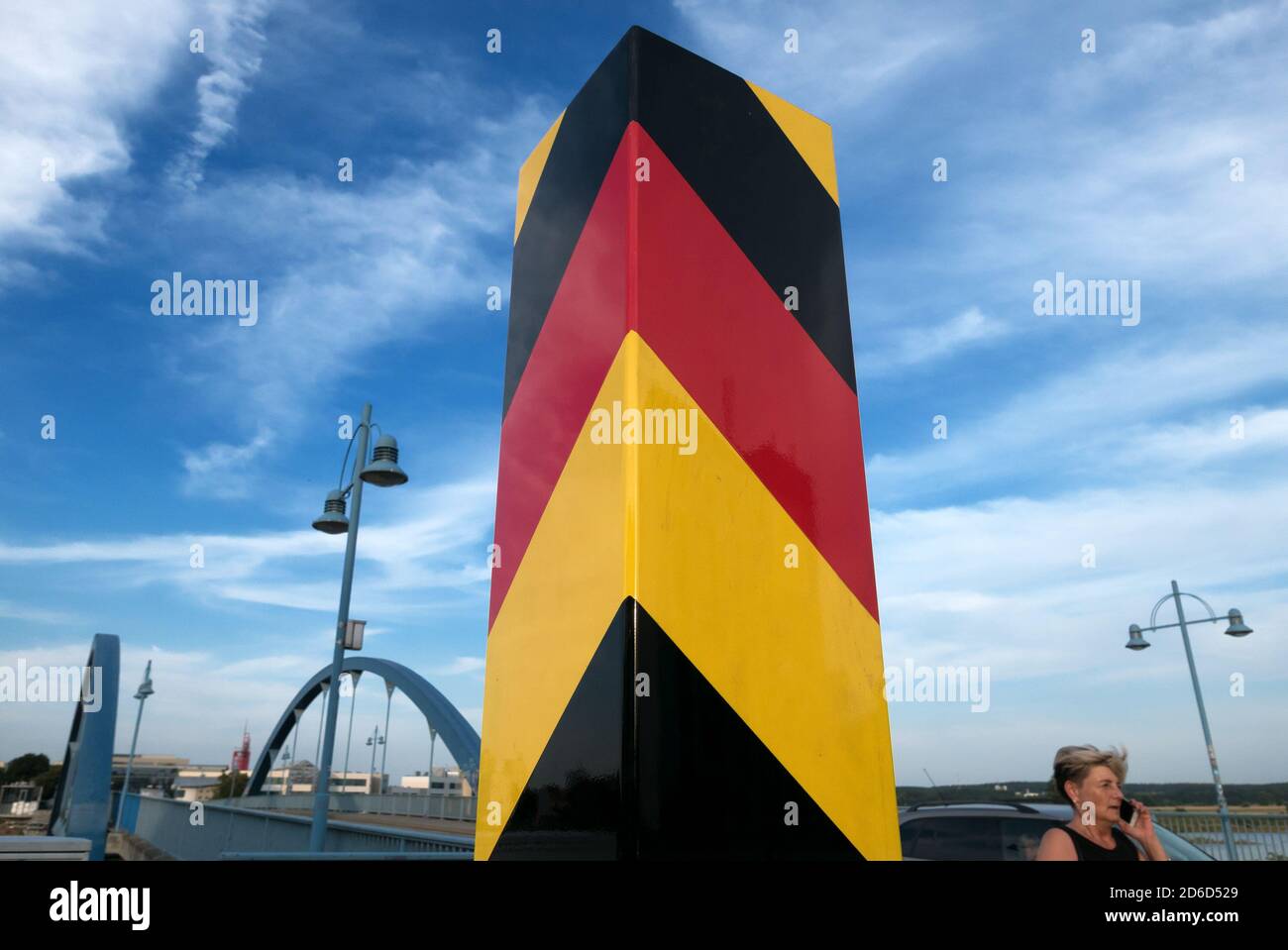 21.07.2018, Frankfurt/oder, Brandenburg, Deutschland - deutscher Grenzposten an der Stadtbrücke über die oder nach Slubice, Polen auf der anderen Seite der riv Stockfoto