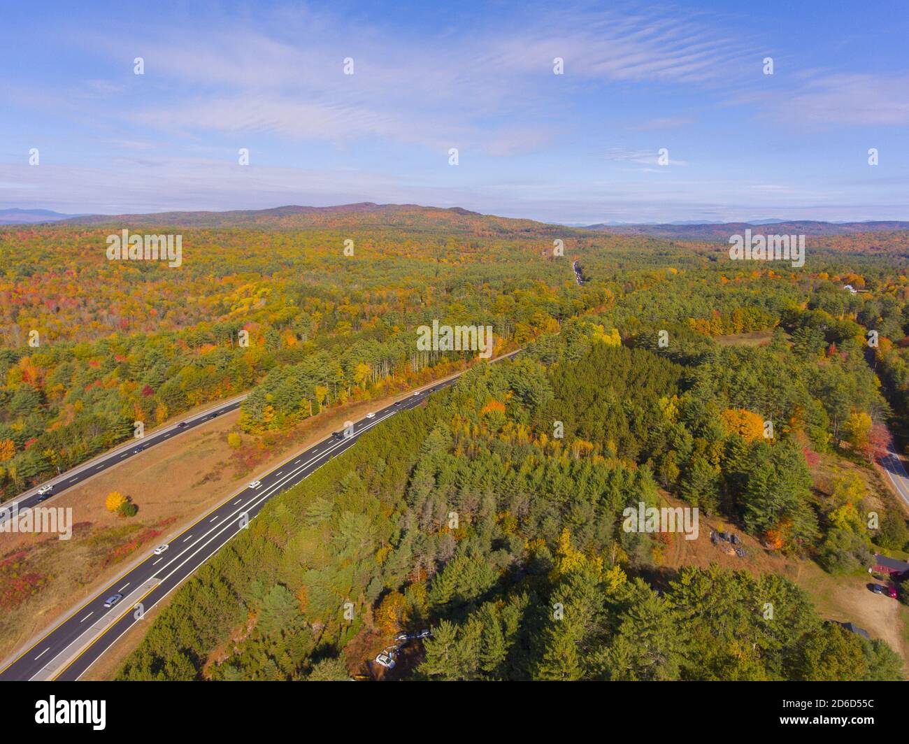 Interstate Highway 93 an der Abfahrt 22 mit NH Route 127 in White Mountain National Forest Luftaufnahme mit Herbstlaub, Stadt Sanbornton, New Hampshire Stockfoto