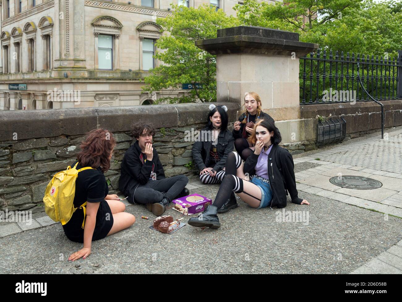 18.07.2019, Derry, Nordirland, Vereinigtes Königreich - Junge Leute in Punk-Outfit in der Altstadt, sitzen auf den Derry-Mauern, den historischen Stadtmauern Stockfoto