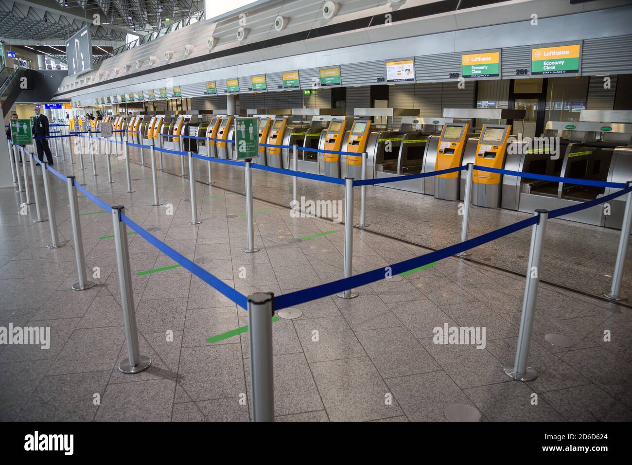 Frankfurt Flughafen Last Minute Schalter öffnungszeiten Check in schalter am terminal 2 abfahrten -Fotos und -Bildmaterial in