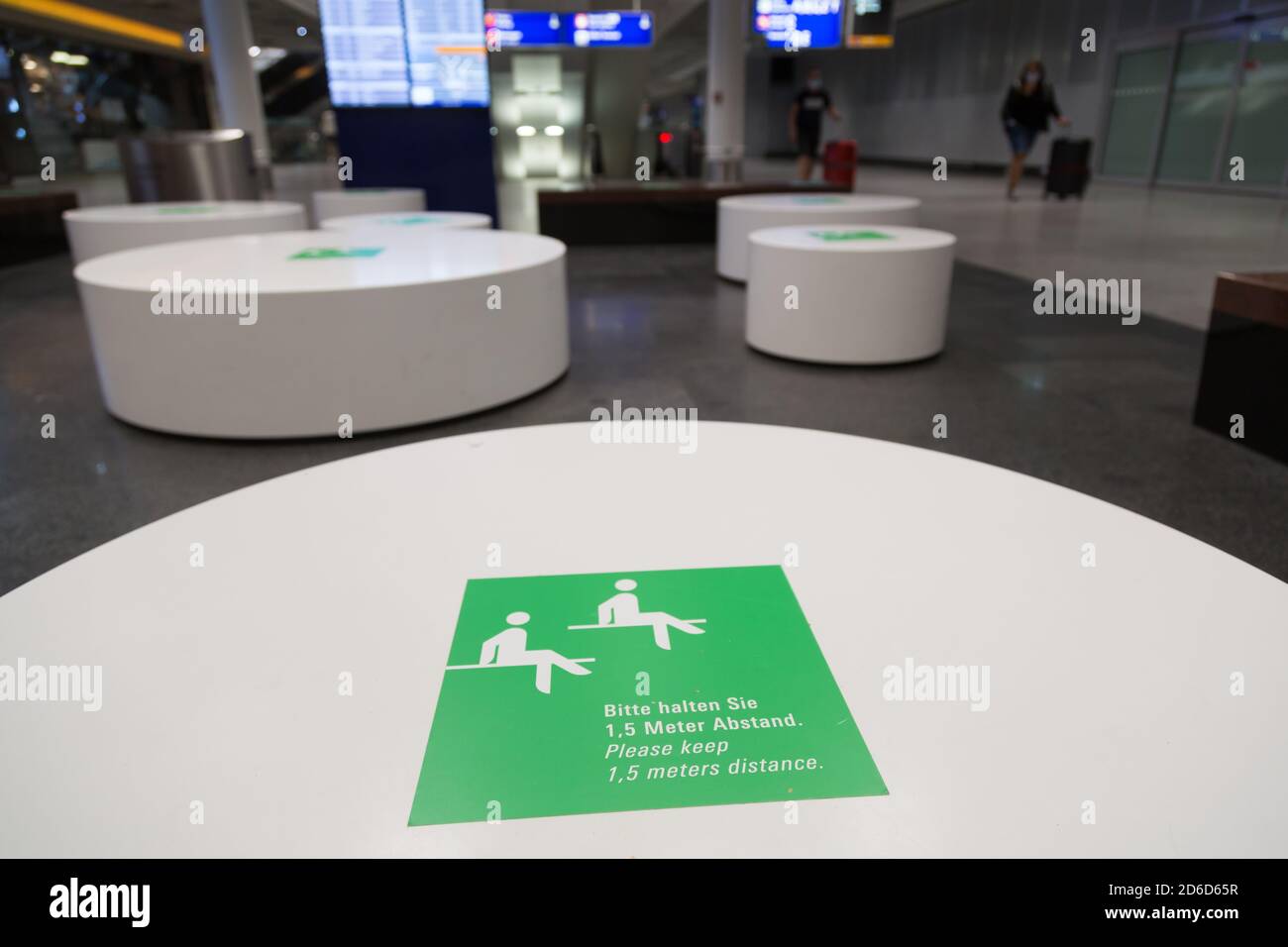 28.06.2020, Frankfurt am Main, Hessen, Deutschland - Referenz auf Mindestabstand bei Sitzgruppe am Flughafen Frankfurt. 00A200628D215CAROEX.JPG [MODELL R Stockfoto