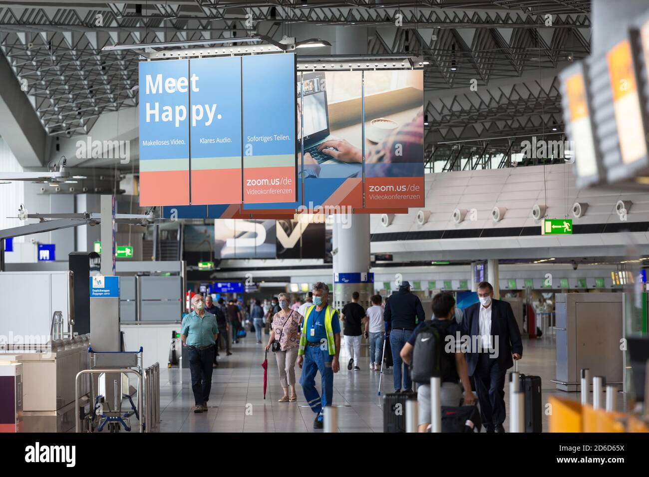 28.06.2020, Frankfurt am Main, Hessen, Deutschland - Anzeige von Zoom Video Communications im Terminal 1 (Abflug) am Frankfurter Flughafen. 00A200628 Stockfoto
