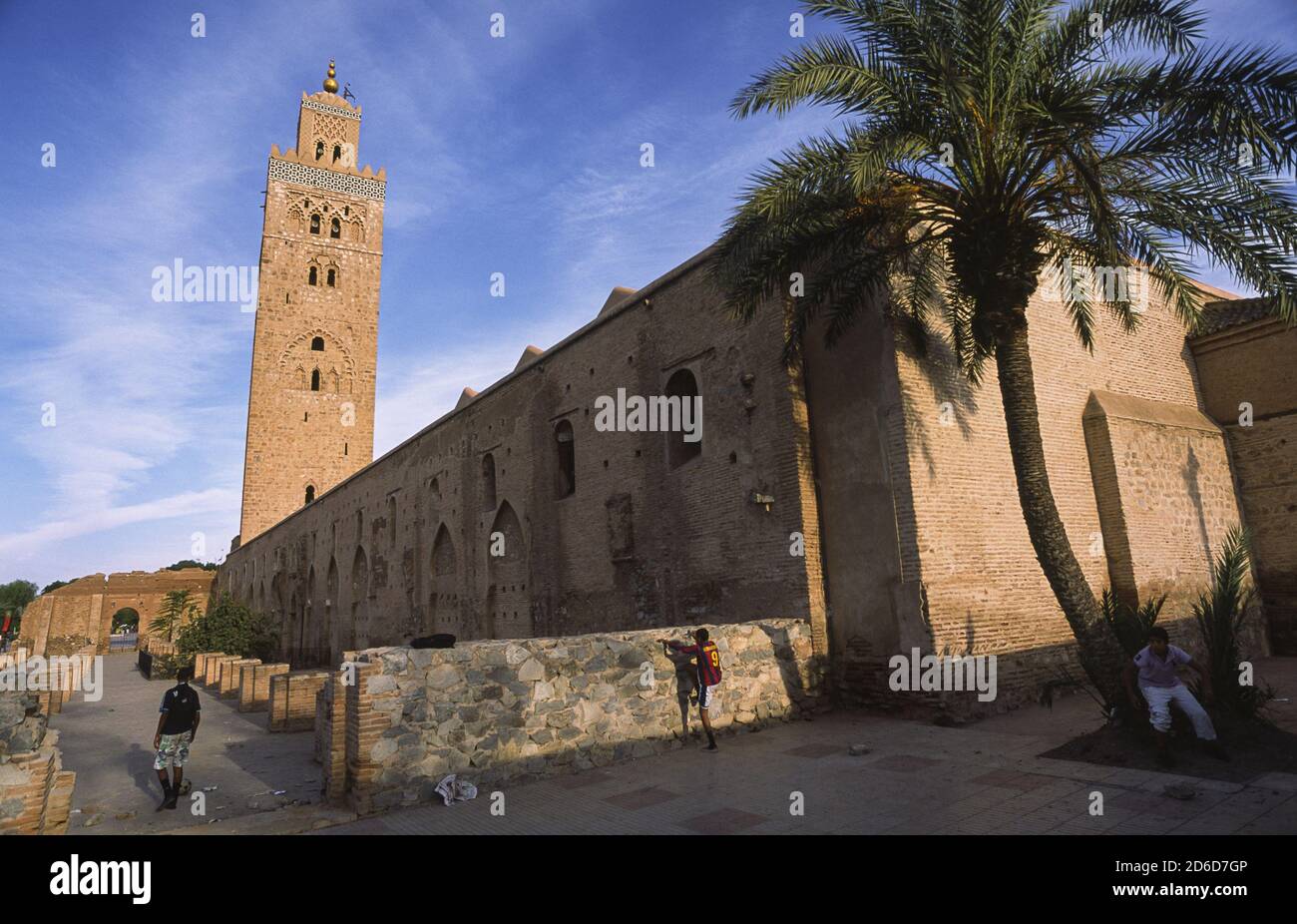 24.12.2010, Marrakesch, Marrakesch-Safi, Marokko - Blick auf die Koutoubia-Moschee aus dem 12. Jahrhundert mit Minarett und einer Palme, der größten Moschee in der Ci Stockfoto