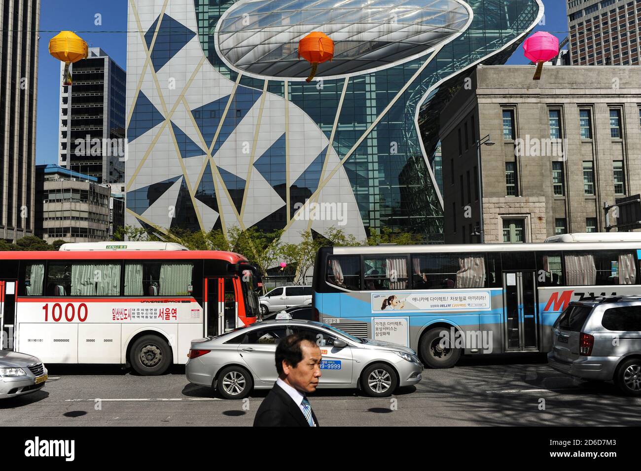 29.04.2013, Seoul, , Südkorea - die Alltagsszene zeigt das hohe Verkehrsaufkommen mitten in der dichten Entwicklung im Zentrum des Südkores Stockfoto