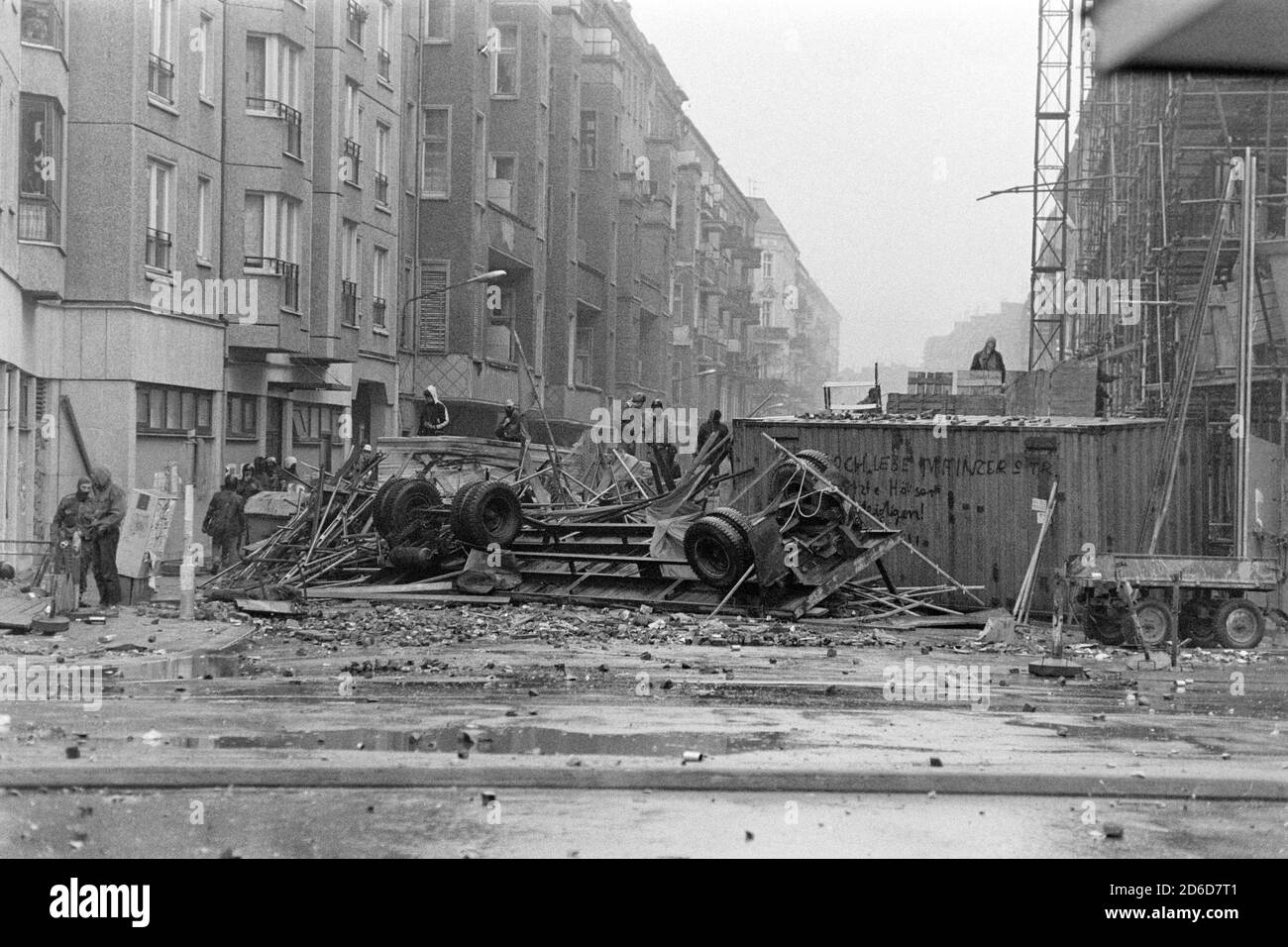 14.11.1990, Berlin, Berlin, Deutschland - 13 besetzte Häuser in der Mainzer Straße werden am Morgen des 14. November von der Polizei evakuiert. Autonomer Peop Stockfoto