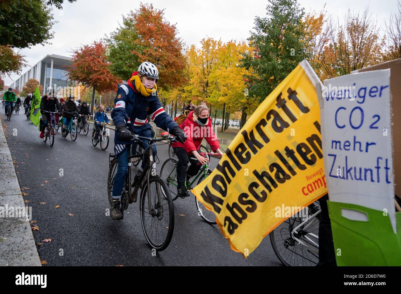 Berlin, Deutschland. Oktober 2020. Demonstranten fahren nach einer Kundgebung von "Fridays for Future" während einer Fahrraddemonstration durch die Berliner Innenstadt. 'Fridays for Future' zeigt, dass das 1.5-Grad-Ziel erreicht wird. Quelle: Christophe Gateau/dpa/Alamy Live News Stockfoto