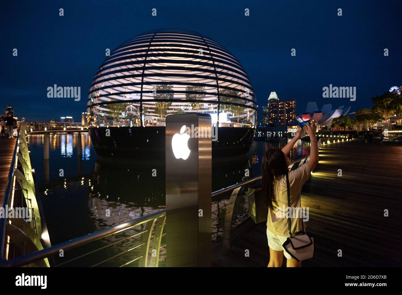 16.09.2020, Singapore, , Singapur - Blick auf Apples neuen Flagship-Store am Wasser in Marina Bay Sands. Die futuristische Architektur des Gebäudes Stockfoto