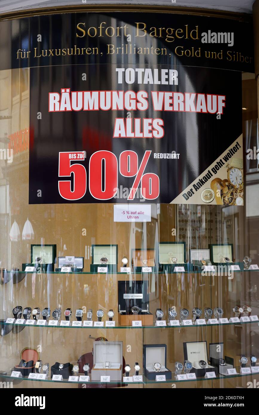 03.08.2020, Essen, Nordrhein-Westfalen, Deutschland - Discountschlacht in der Corona-Krise bietet ein Schmuck- und Uhrenladen sofort Bargeld für Luxus w Stockfoto