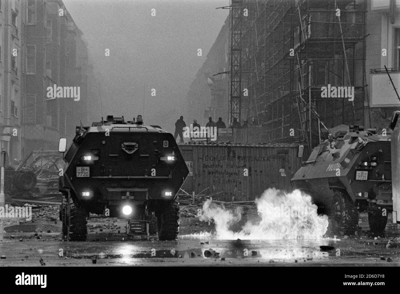 14.11.1990, Berlin, Berlin, Deutschland - 13 Hausbesetzer in der Mainzer Straße werden am Morgen des 14. November von der Polizei evakuiert. Autonome Menschen und aufhört Stockfoto