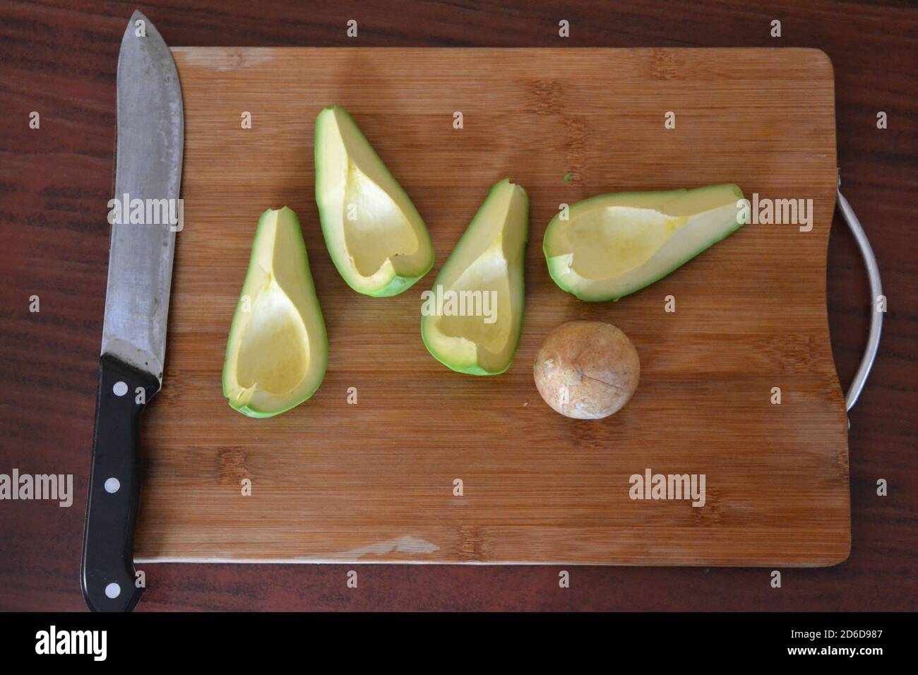 Avocado Stücke auf einem Chopboard Stockfoto