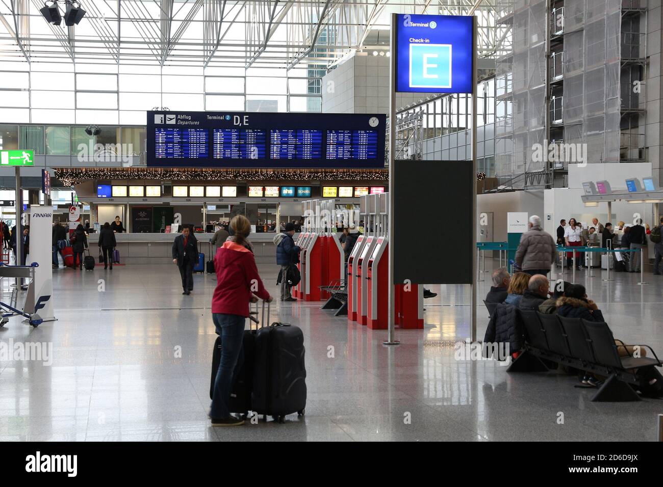 FRANKFURT, Deutschland - Dezember 6, 2016: Passagiere Terminal 2 des Flughafen Frankfurt am Main in Deutschland besuchen. Es ist der 12 verkehrsreichsten Flughafen. Stockfoto