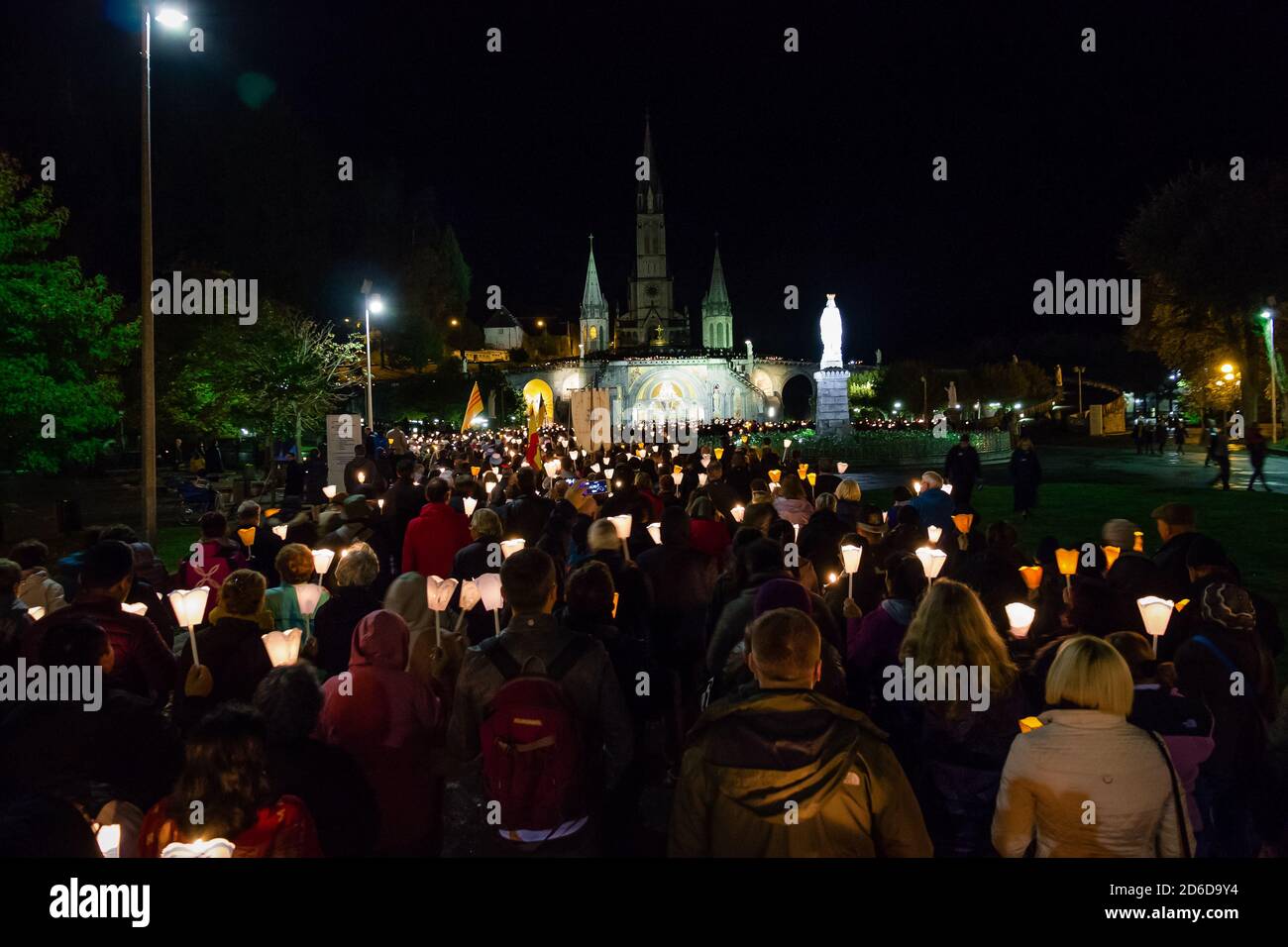 Lourdes, Frankreich. Oktober 21 2017. Wallfahrt nach Lourdes. Kerzenzug. Kerzenlicht in der Mary Prozession Stockfoto