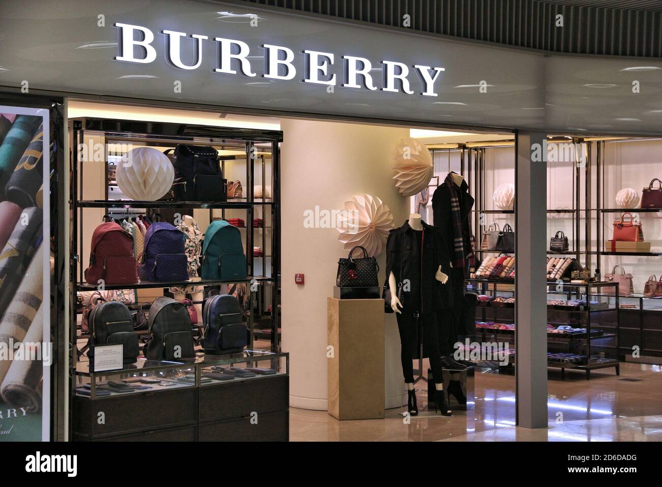 MADRID, SPANIEN - 6. DEZEMBER 2016: Burberry Fashion Shop am Flughafen Madrid in Spanien. Es ist der 6. Verkehrsreichste Flughafen in Europa, mit 50.4 Millionen Passeng Stockfoto