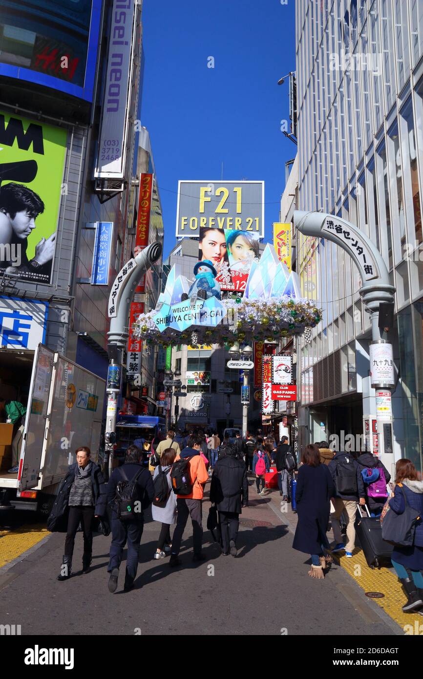 Tokio, Japan - Dezember 3, 2016: die Menschen besuchen Zentrum Gai Einkaufsstraße in Shibuya, Tokio. Tokyo ist die Hauptstadt von Japan. 37,8 Millionen Menschen li Stockfoto
