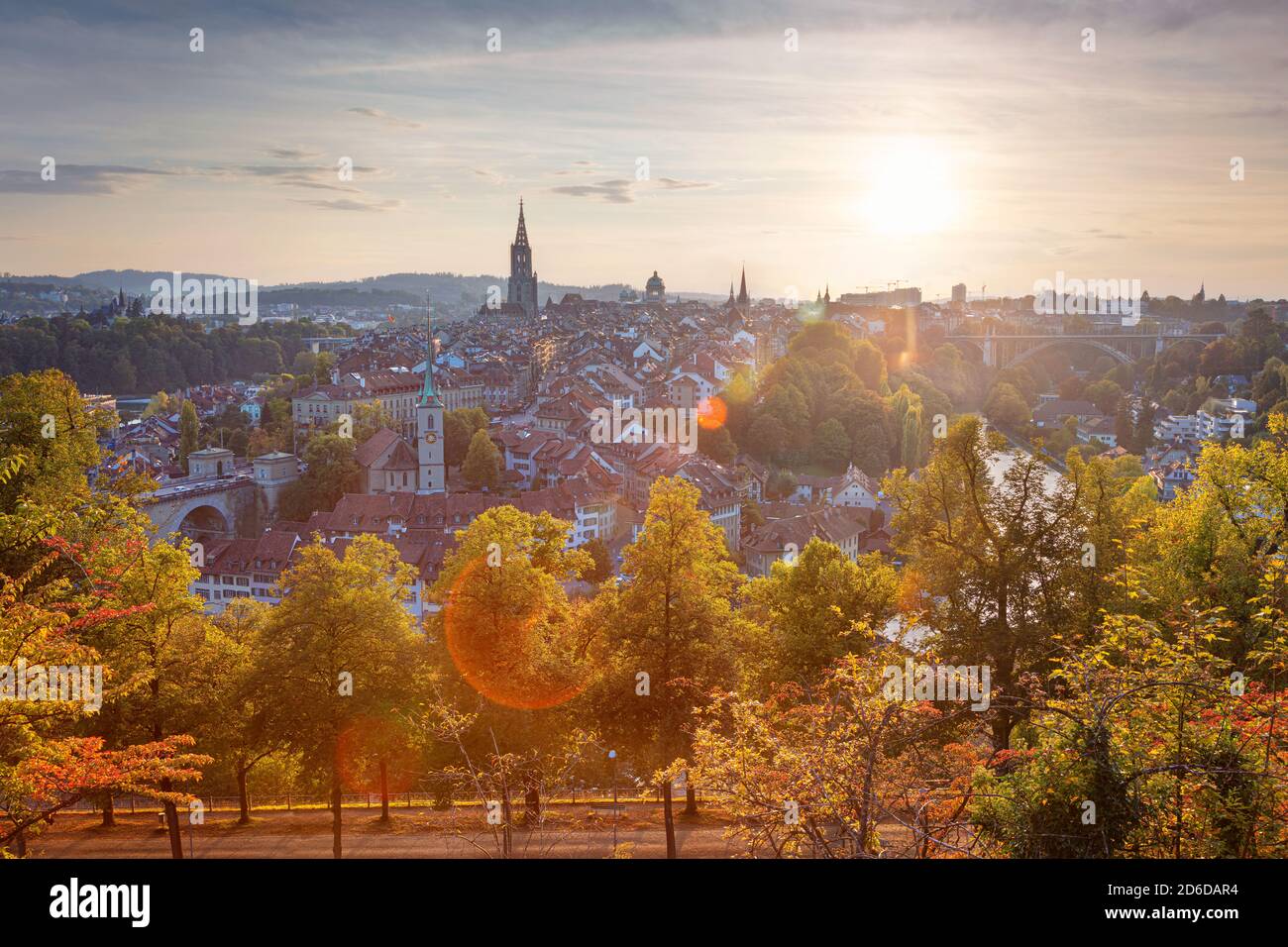 Stadt Bern. Stadtbild der Hauptstadt Bern, Schweiz bei schönem Herbstuntergang. Stockfoto