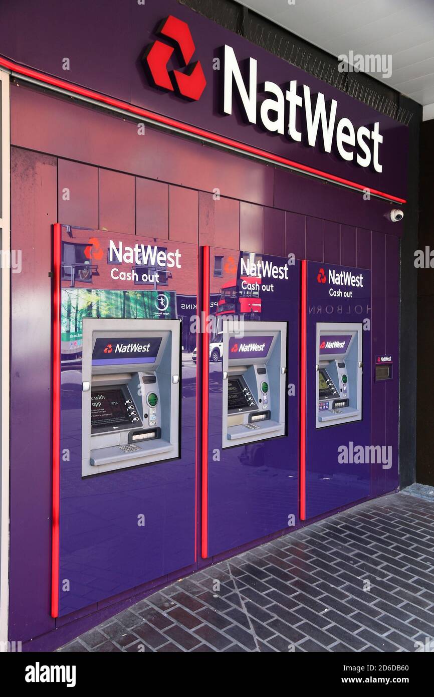 LONDON, Großbritannien - 6. JULI 2016: Geldautomaten der NatWest Bankfiliale in London. National Westminster Bank, bekannt als NatWest ist eine große britische Bank mit 1, Stockfoto