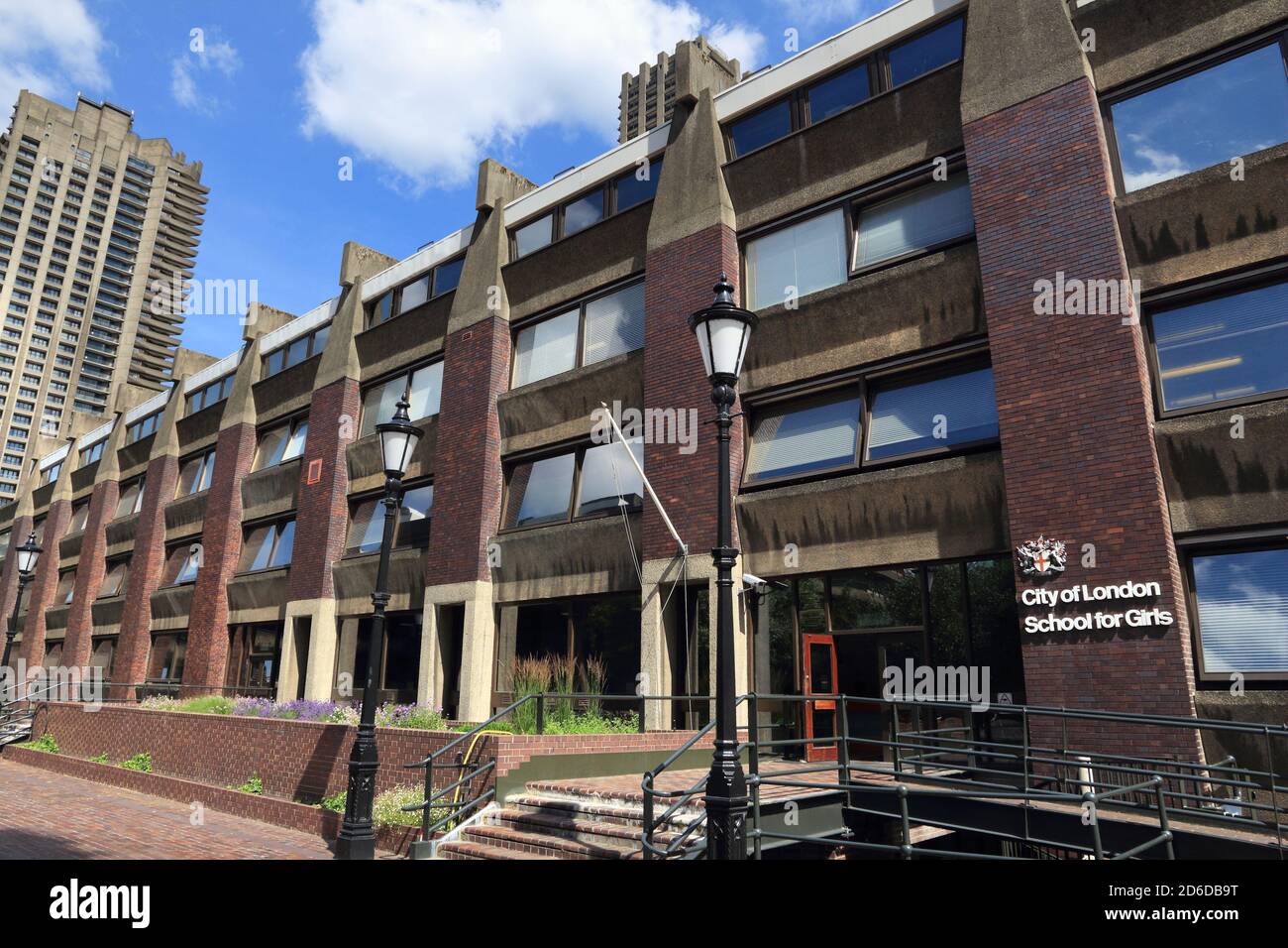 LONDON, UK - 6. JULI 2016: City of London School for Girls in Barbican Estate in der City of London. Es ist eine unabhängige Tagesschule, ein Mitglied von Headm Stockfoto