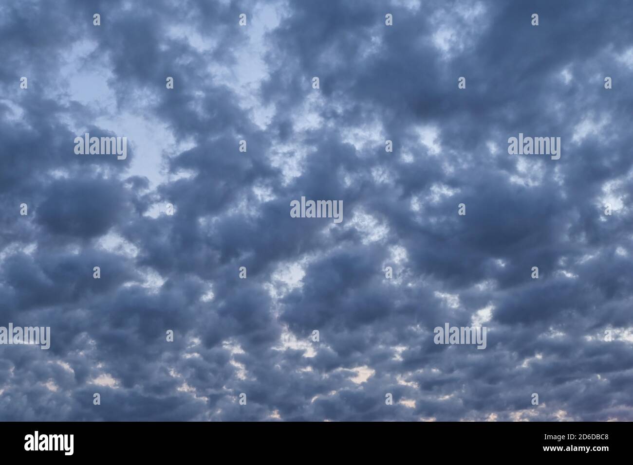 Dramatische Abendwolkenlandschaft mit Altocumuluswolken Stockfoto